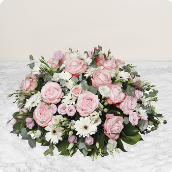 Cojín Vuelo — rosas blancas y rosas