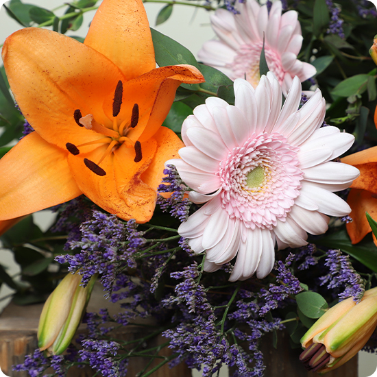 Ramo Signature — lirios naranja y gerberas 3