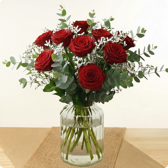 Ramo Mi amor — rosas rojas en jarrón 1