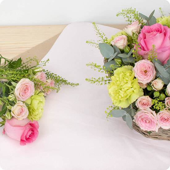 Arreglo Agatha — rosas rosas, claveles y follaje 3
