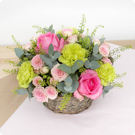 Arreglo Agatha — rosas rosas, claveles y follaje 1