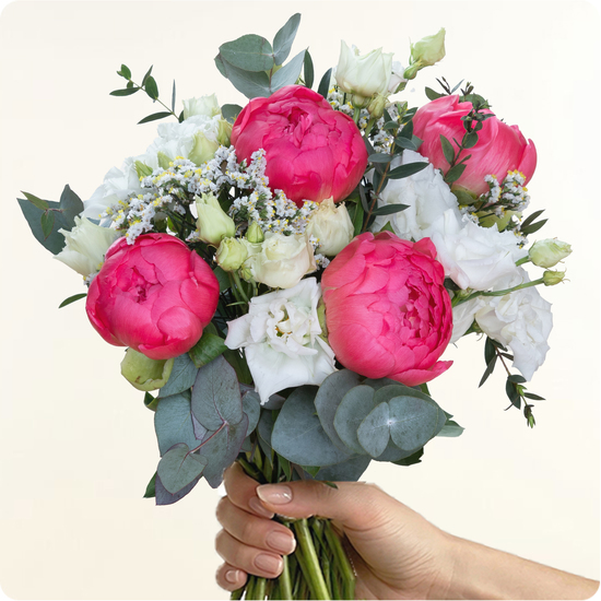 Ramo Diva — peonías rosas fucsia y blancas 1