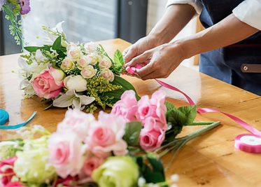Creación de ramo por florista artesano